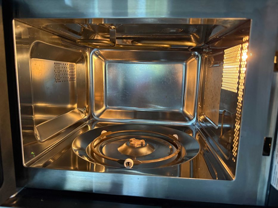 Sprzedam kuchenkę mikrofalowa pod zabudowę Amica EMW 13180e