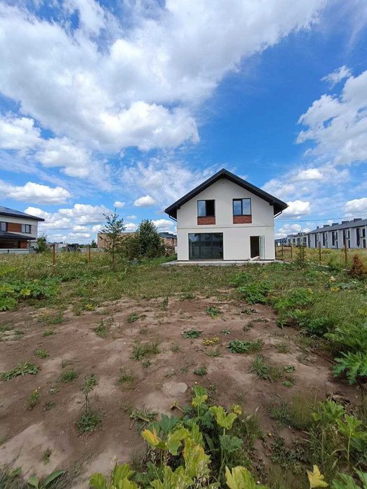 Продається особняк з прямокутною ділянкою, всі комунікації міські.