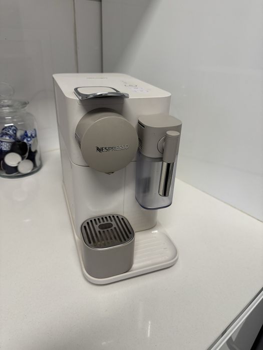 Máquina de Café DELONGHI Nespresso Lattissima One