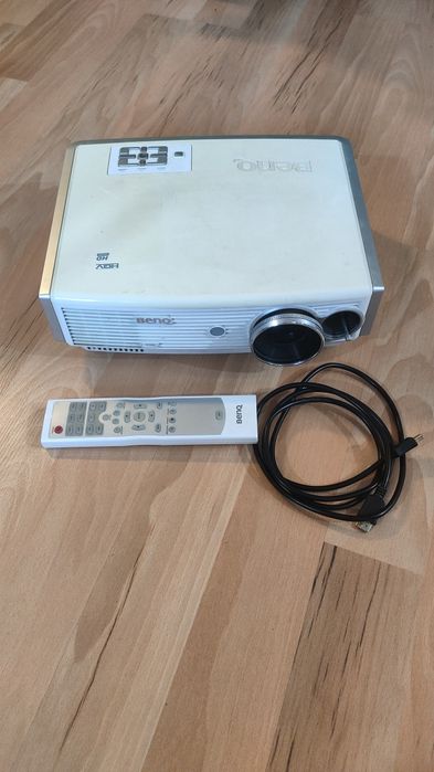 Projektor  Benq z rozwijanym  ekranem na statywie