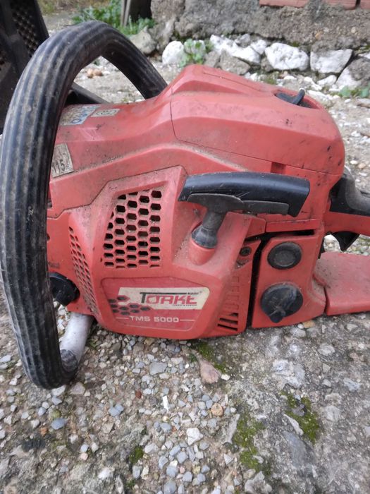 Duas motoserras para  peças