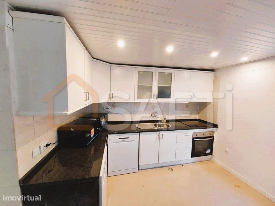 Joint Sale of Two Houses in Ajuda