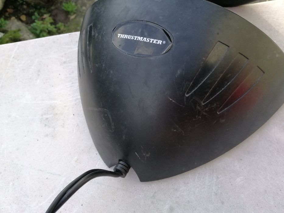 Volante pedais e meudança atrás do volante