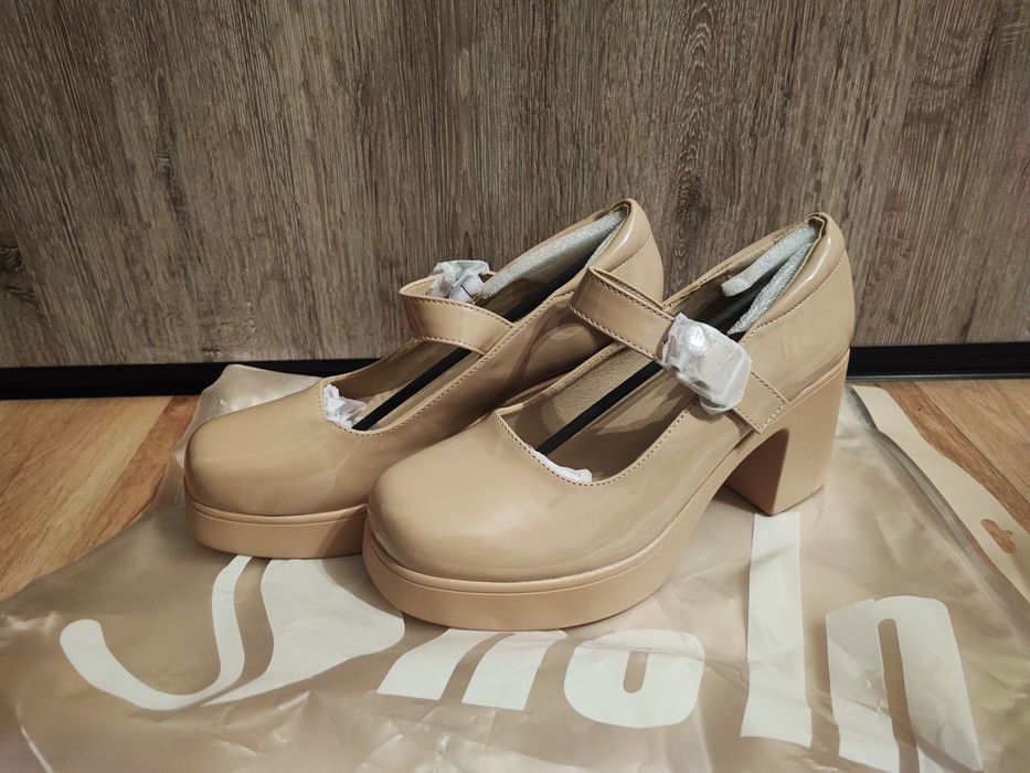 Czółenka beżowe lakierowane