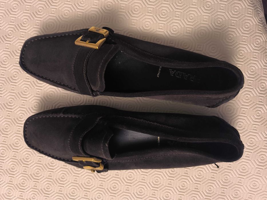 Sapatos da marca Prada em camurça castanha tipo mocassin fivela em metal amarelo em bom estado