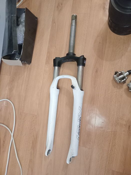 Вилка SR Suntour 26", белый