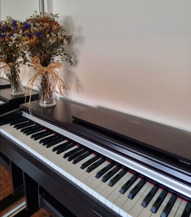 Piano Digital Yamaha Arius com Banco – Excelente Estado!