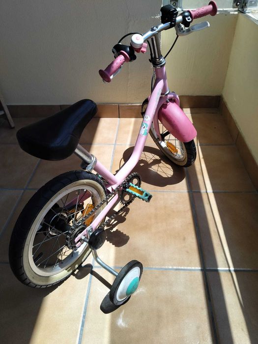 Bicicleta infantil rosa com rodinhas de apoio
