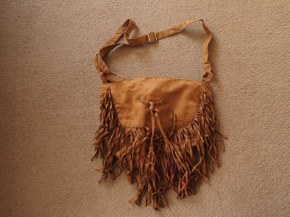zamszowa torba damska na ramię z frędzlami hippie boho