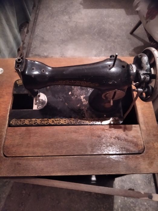 Продаю старые ножные швейные машинки