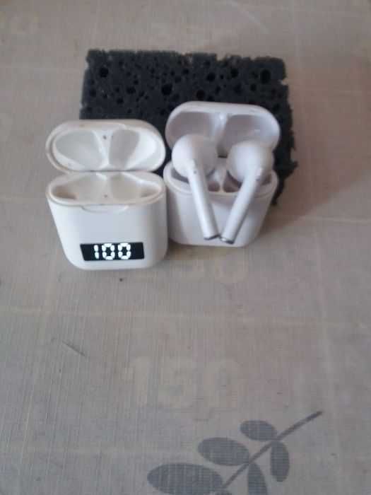 Зарядные кейс для наушников  и наушники