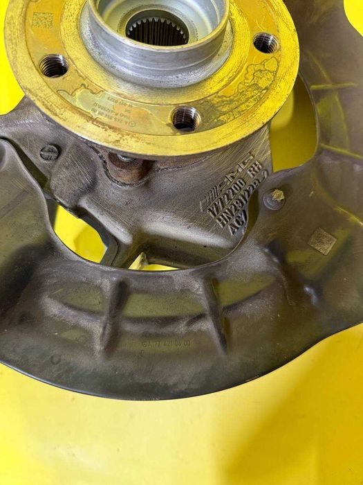 Запчастини на Mercedes Benz 2022 GLA 35 AMG Кулак поворотний передній