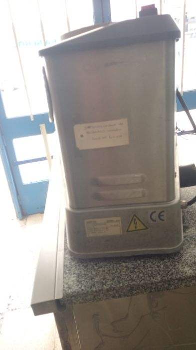 Máquina de sumos e corte legumes