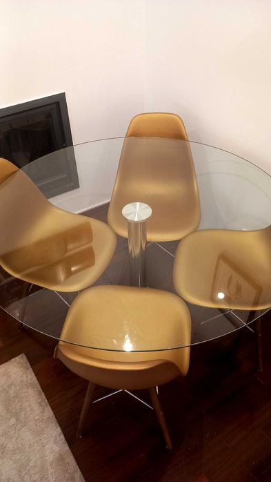 Vendo mesa de sala e 4 cadeiras douradas