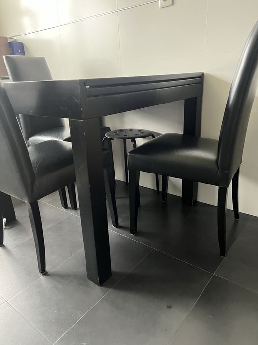 Mesa e 4 cadeiras lacado em preto