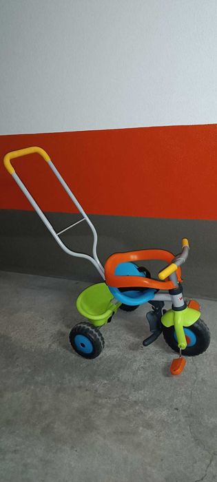 Triciclo Infantil com pega de empurrar e apoio de pés