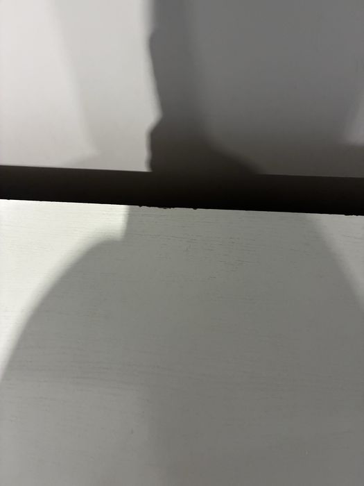 Śliczna komoda biała i poduszki
