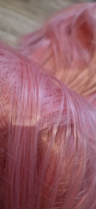 Różowa peruka dl włosy