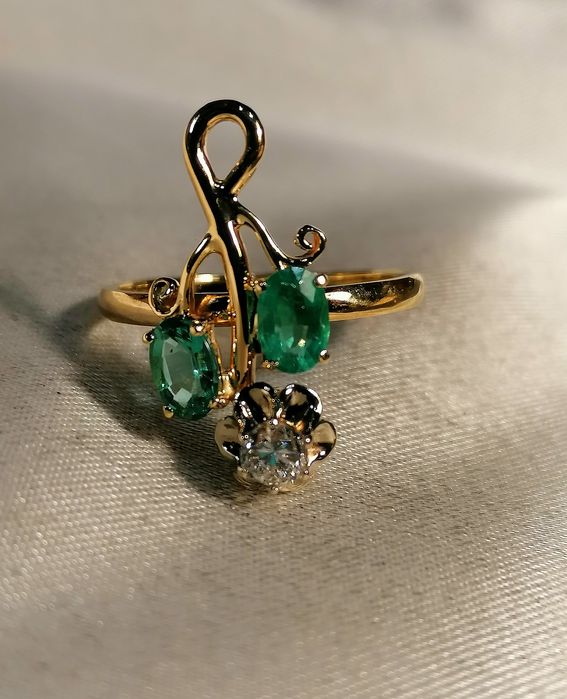 Старинное кольцо 56 пробы с натуральными изумрудами и бриллиантом