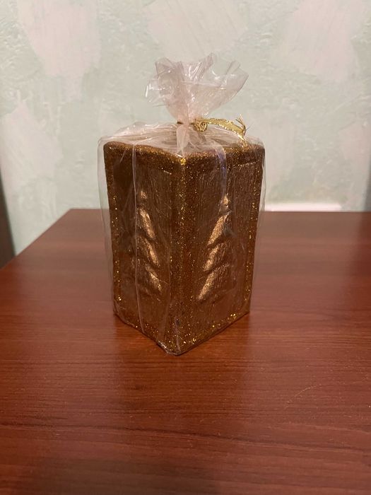 Декоративна новорічна золотиста свічка з блискітками.