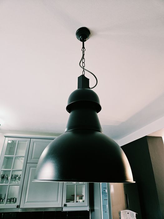 Czarna duża lampa kuchenna industrialna