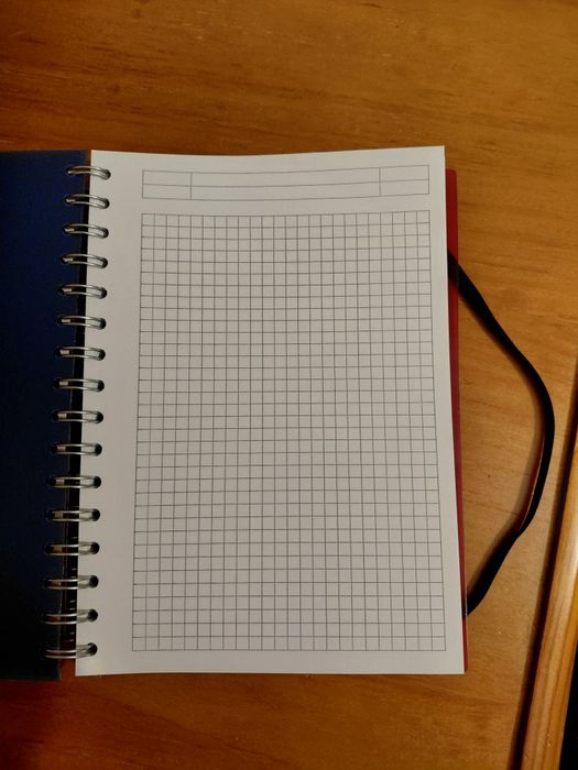 Caderno novo com capa vermelha