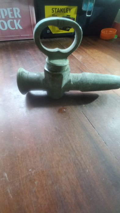 Torneira antiga para vinho latão