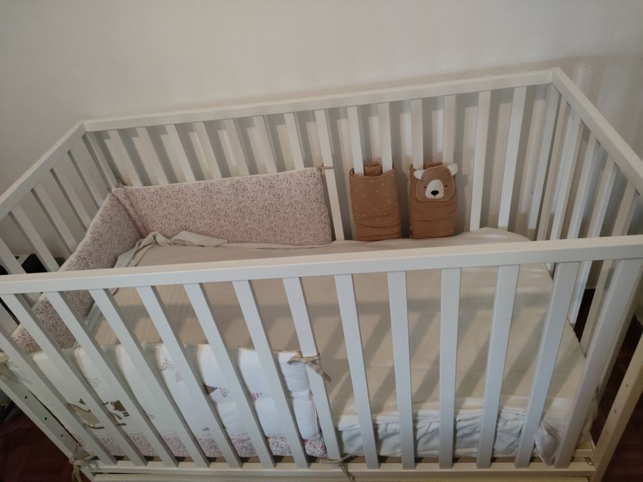 Cama berço de grades para criança