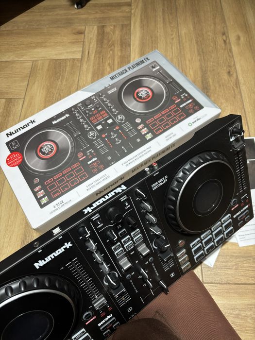 Numark mixtrack platinum FX kontroler DJ