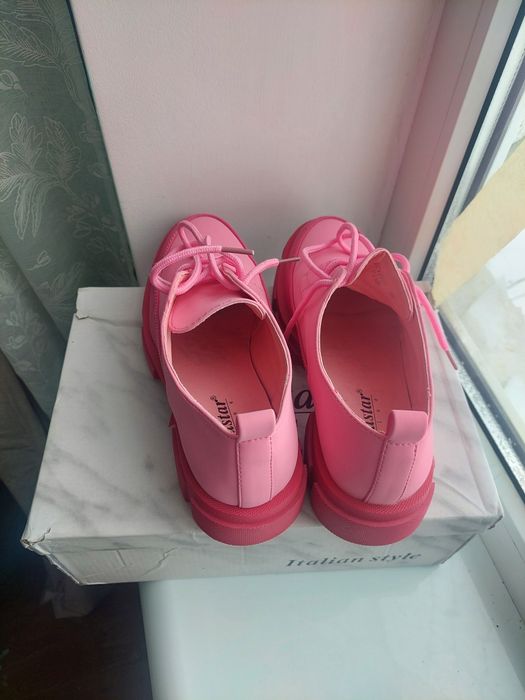 Жіночі черевики, туфлі, снікерси