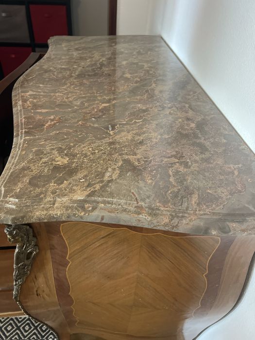 Cómoda Bombé Estilo Luís XV com Marchetaria e Tampo em Mármore