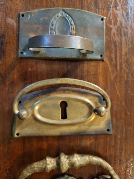 Stare mosiężne szyldy do mebli