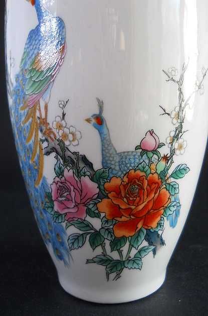 Три Японские интерьерные фарфоровые вазы с изображением роз и павлинов