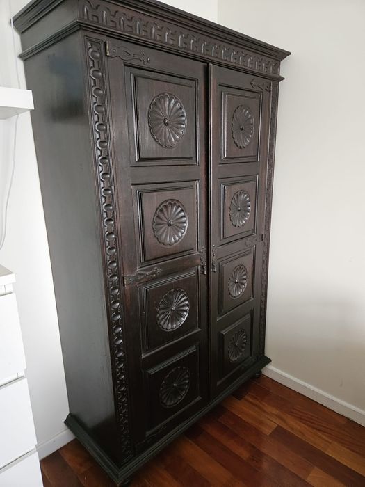 Armário antigo em madeira maciça