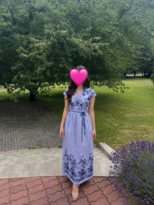 Довга синя сукня з вишивкою