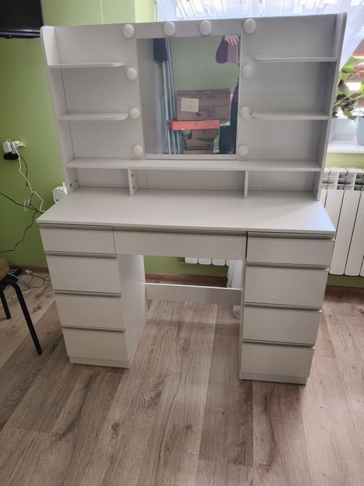 Nowa toaletka z szufladami,pułkami i lustrem oraz oświetleniem