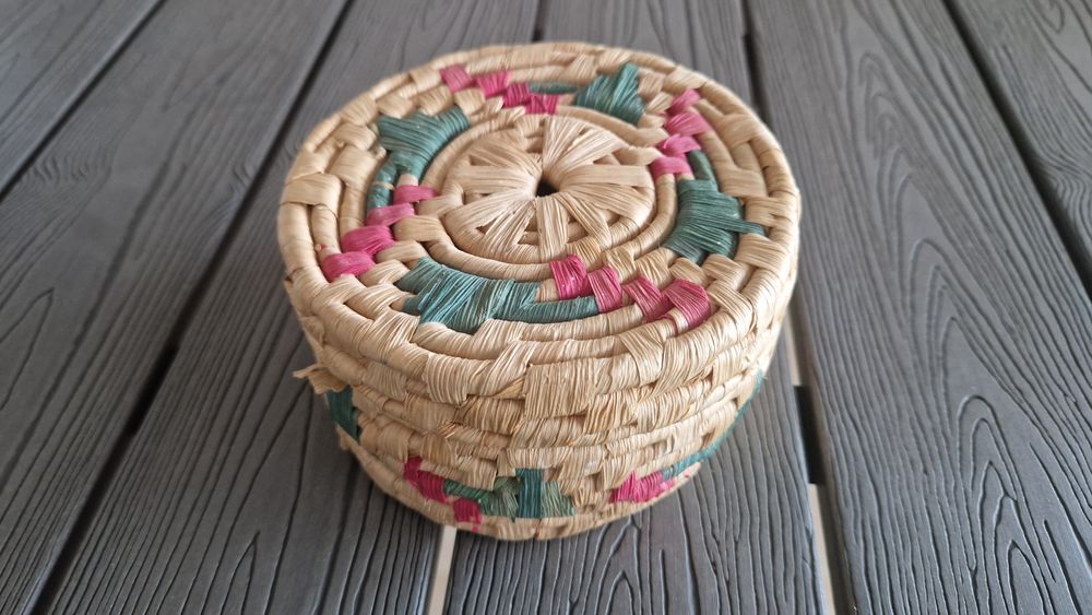 Caixa redonda de materiais naturais