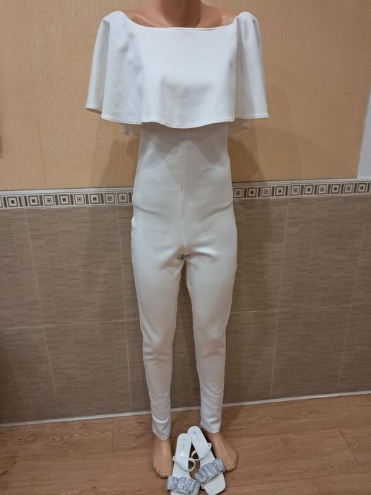 Комбинезон белого цвета ,стреч ластик