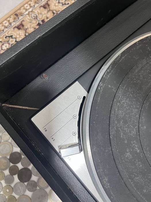 Gira discos , colunas , amplificador e rádio Lenco L75