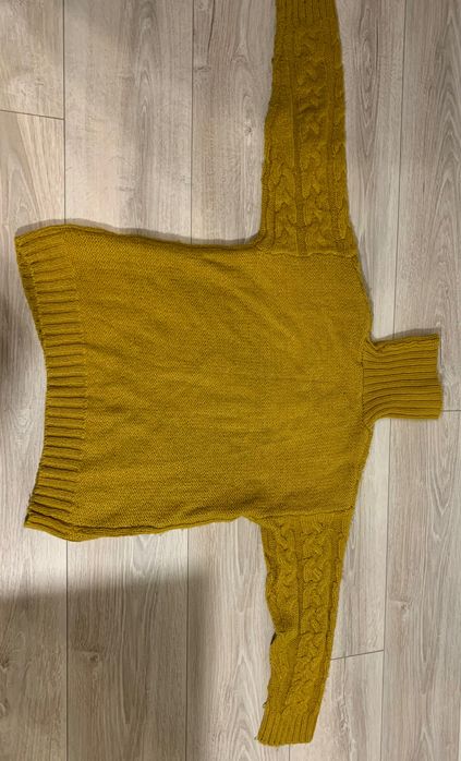 Śliczny jesienny sweter ze splotem