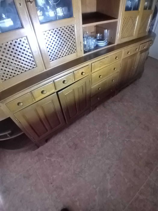 Vendo móvel louceiro cor de mel em madeira maciça e em módulos