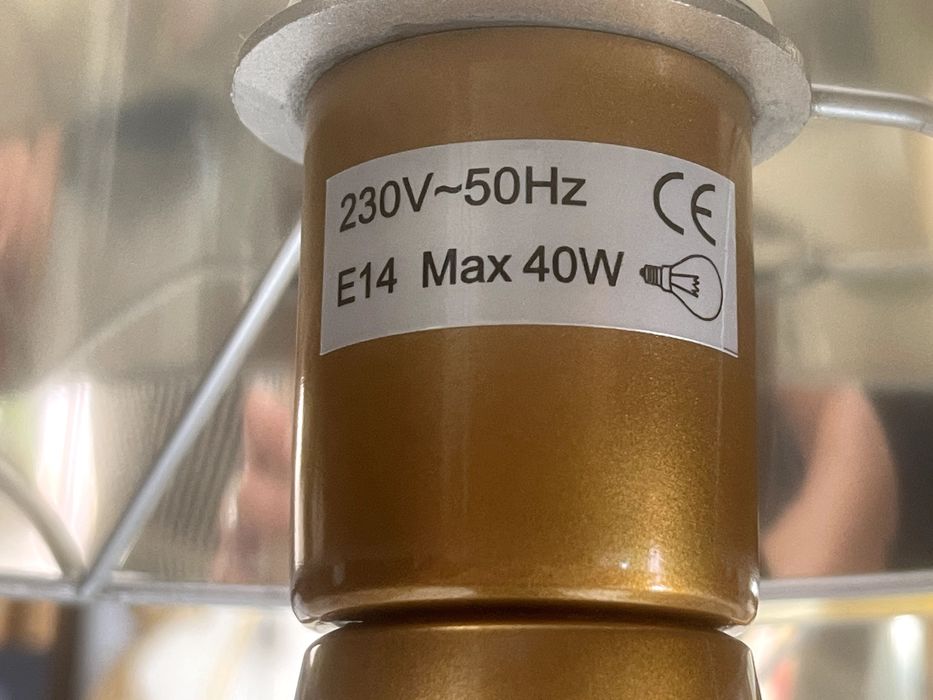 Candeeiros de mesa dourados Zara Home género Kartell Cindy