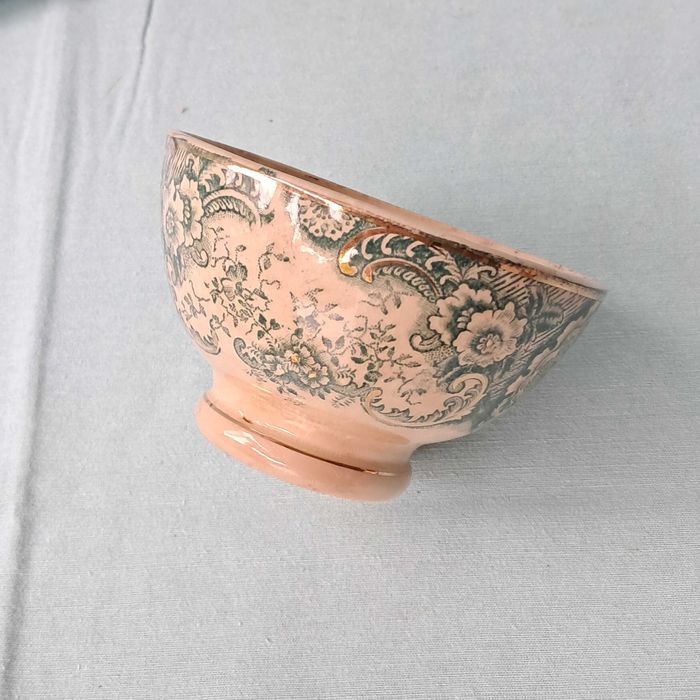 Malga antiga com motivos verde e dourado. Loiça de Sacavém.