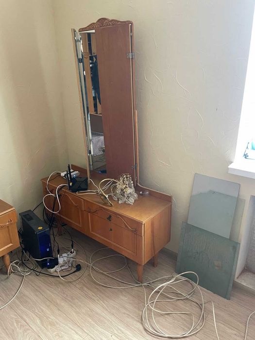 Спальня ліжко дві тумби трюмо шафа