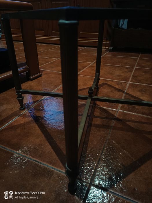 Mesinha de centro pequenina mas maravilhosa para pequenos espaços