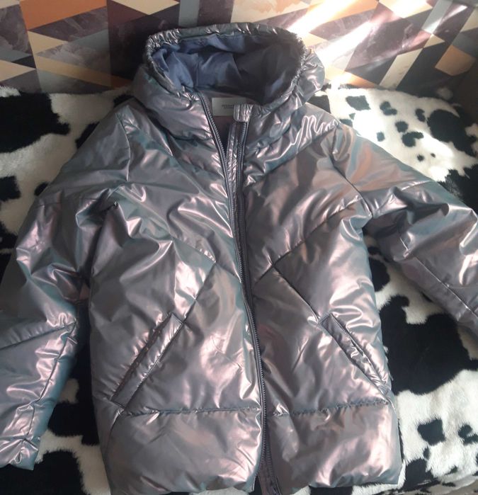 Курточку весняну для дівчинки 9-10 років