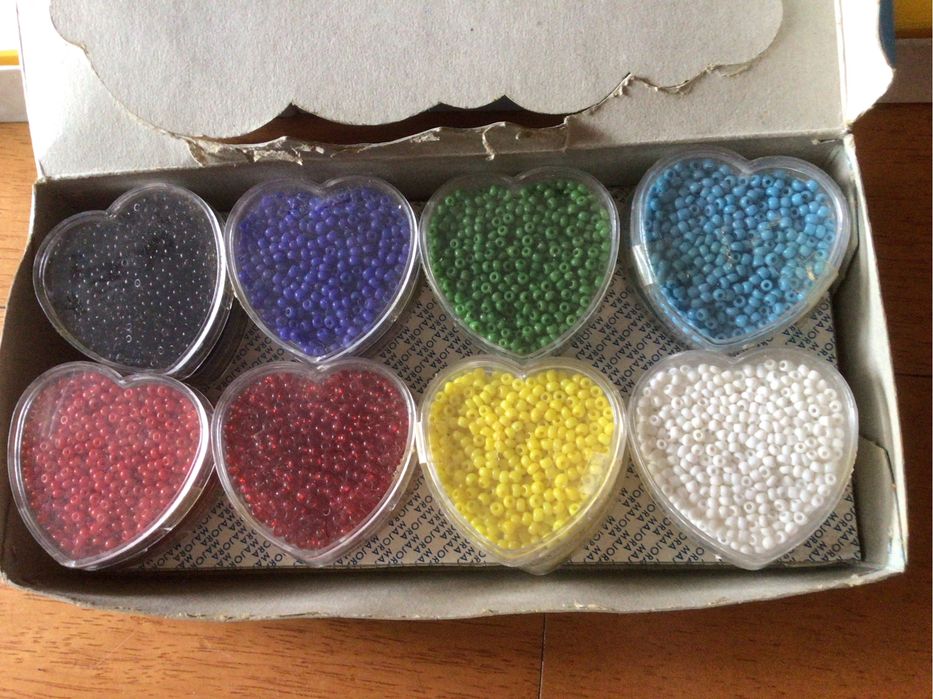 Miss Majorita - Majora: caixa de costura, missangas e desenho