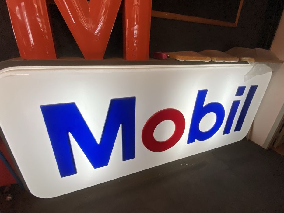 Antigo Painel da Mobil, bombas de gasolina.