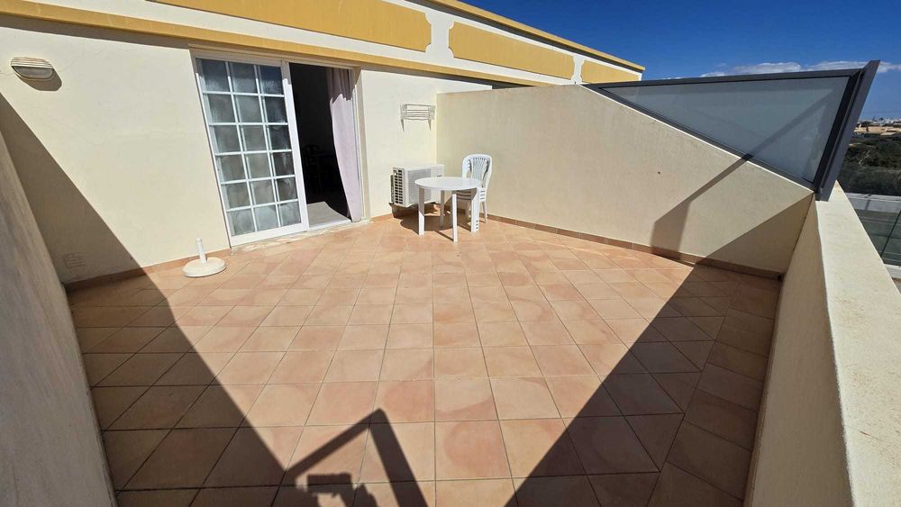 Charmoso Apartamento T1 Perto da Praia com Amplo Terraço Virado a Sul — Albufeira E Olhos De Água, Faro