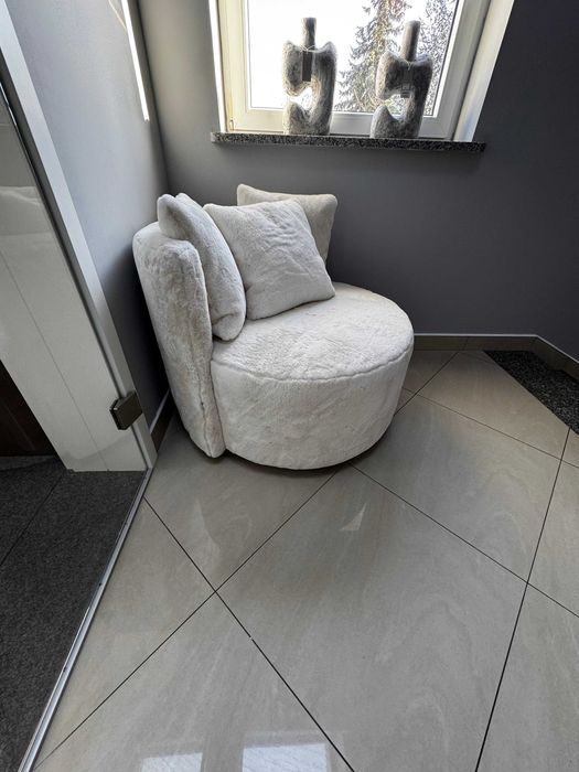 Fotel obrotowy - białe futerko